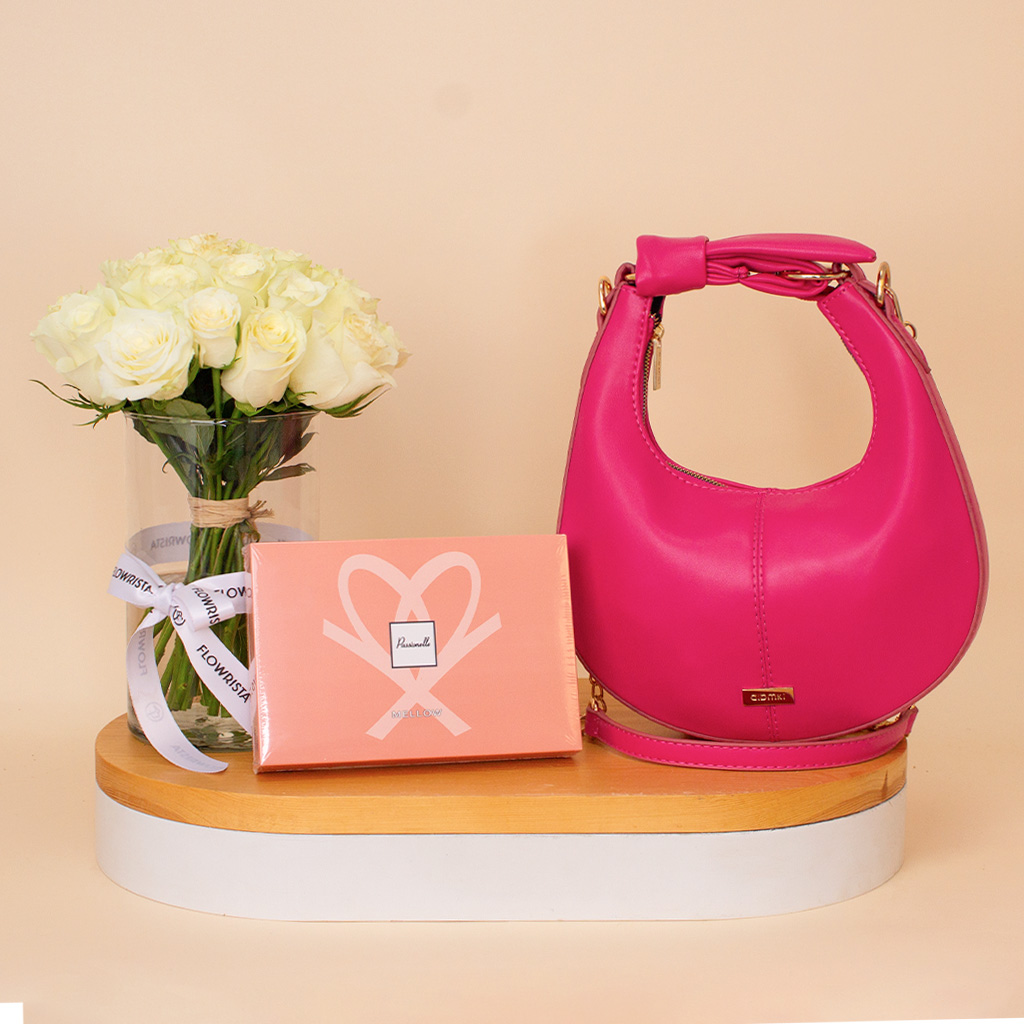 Flowrista Online Flowers Shop Alamki Bella Fuchsia Bag & Passionelle Mini Mellow Chocolate & White Roses Vase
